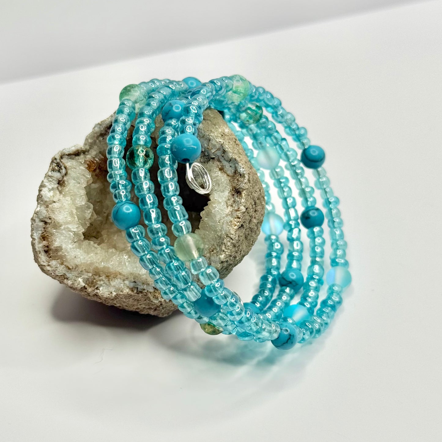 Dyed Howlite and Blue Bead Bracelet